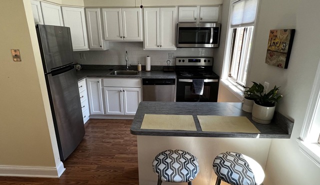 Charming 2 Bedroom Condo Convenient to 476 with Free Parking