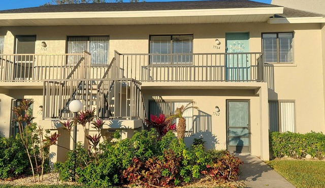 Charming 2-bedroom condo with WiFi, AC in enjoyable Sarasota