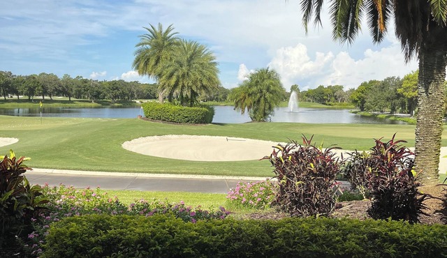 Charming 2-bedroom condo with WiFi on golf course in sunny Sarasota