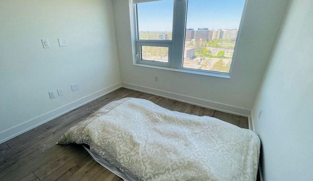 Charming 2-bedroom condo with WiFi, AC in delightful Toronto
