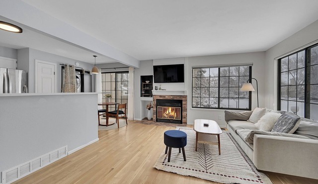 Charming 2-bedroom condo near dog park, trails, breweries! 30-day minimum
