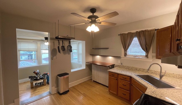 Charming 2-bedroom condo with WiFi, AC in lovely Chicago. Ample parking,