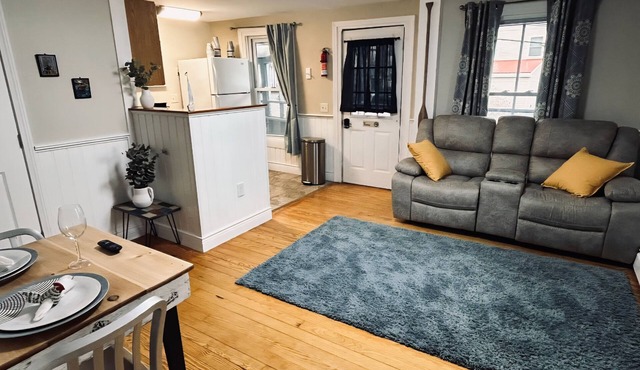 Charming 2-bedroom condo with WiFi, AC in enchanting Laconia. Weirs beach.