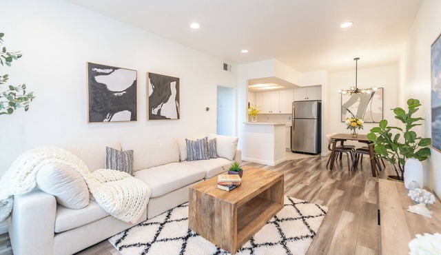 Charming 2-bedroom condo with WiFi, AC in nice Irvine