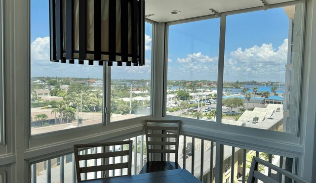 Charming 2-bedroom condo with direct beach access and pool in wonderful Venice
