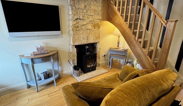 Charming 2-bedroom cottage in fabulous Broadway with WiFi