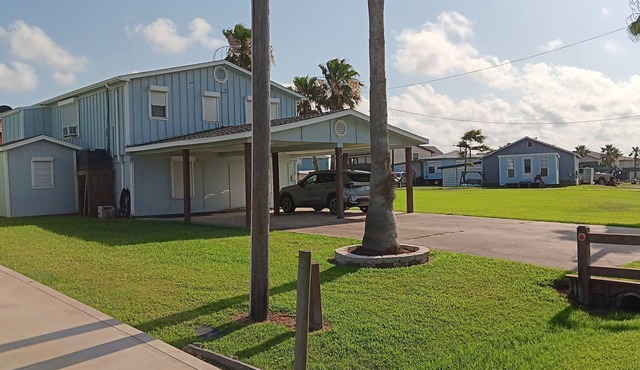Charming 2-bedroom cottage in quiet Texas coastal village of Sargent Tx.