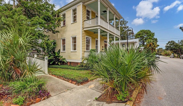 Charming 2-bedroom cottage in Historic Beaufort. Walk to restaurants and shops