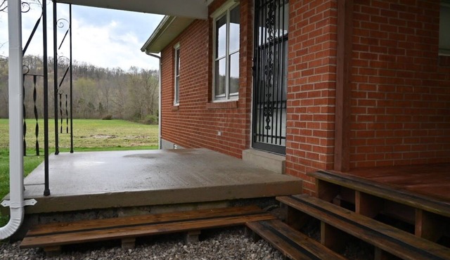 Charming 2-bedroom cottage in Brodhead with WiFi and AC