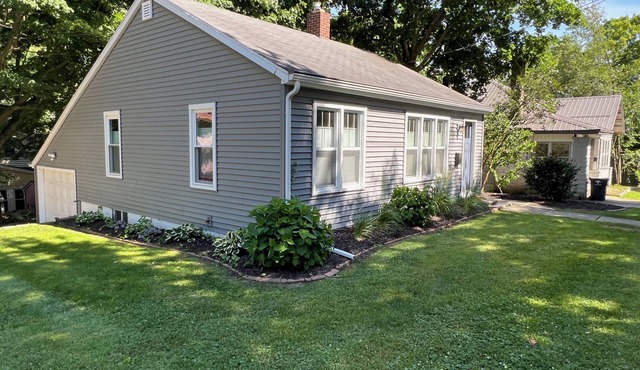 Charming 2-bedroom cottage in Buchanan with AC, WiFi, Centrally located!