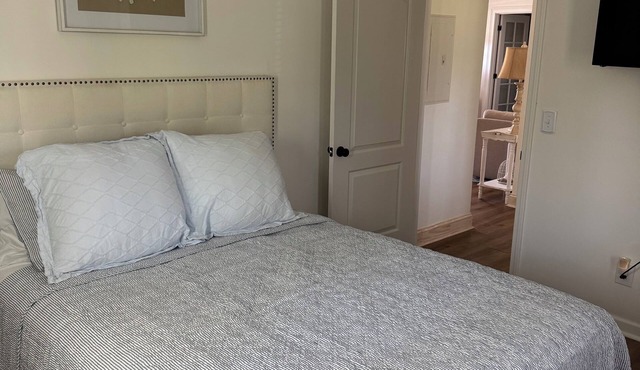 Charming 2-bedroom cottage in terrific Columbus with AC, WiFi