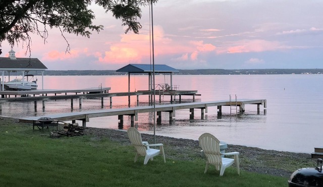 Charming 2-bedroom cottage on Seneca Lake, with WiFi, AC, level beach frontage