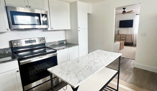 Charming 2-bedroom cottage in brilliant downtown Sarasota with Wi-Fi, AC