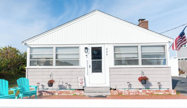 Charming 2-bedroom cottage at fabulous Seabrook Beach with breathtaking sunsets!