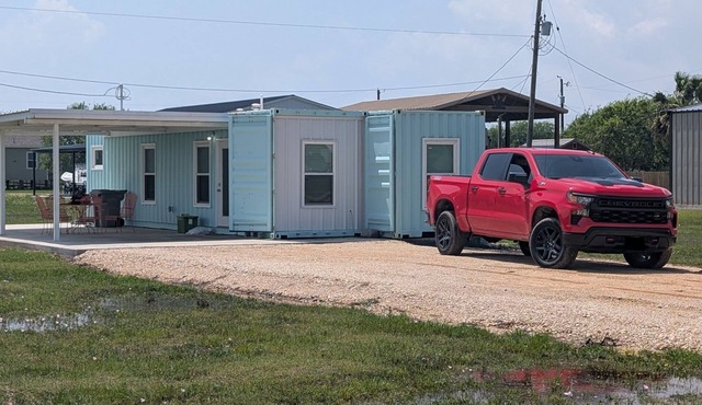 Charming 2-bedroom cottage with AC, Washer/Dryer, and WiFi in Seadrift