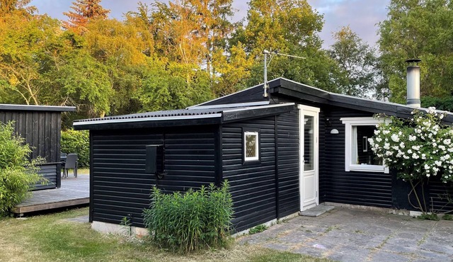 Charming 2-bedroom cottage in Kulhuse, with a wonderful garden, close the beach