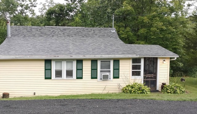Charming 2-bedroom cottage near Bedford, screened porch deck & private setting