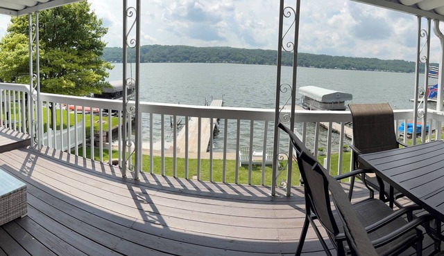Charming 2-bedroom cottage directly on the water with AC, WiFi on Conesus lake