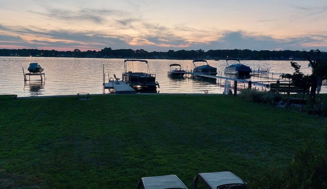 Charming 2-bedroom cottage "on Simonton Lake" in delightful Elkhart with WiFi