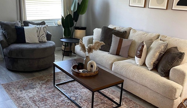 Charming 2-bedroom cottage with lake and beach access and large yard.