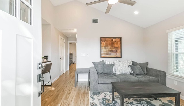 Charming 2-bedroom cottage in Cypress with WiFi, AC, & privately gated driveway
