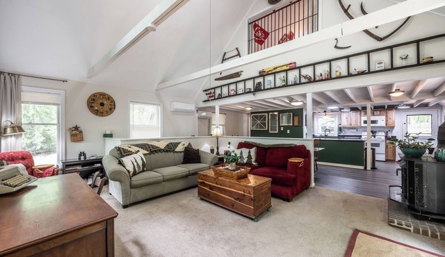 Charming 2-bedroom cottage in lovely Madison with WiFi, AC