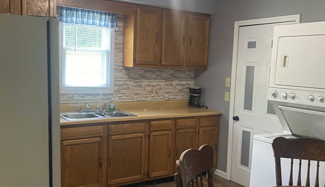 Charming 2-bedroom cottage in Matewan with WiFi and AC