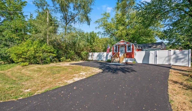 Charming 2-bedroom cottage, pet friendly, fenced yard, near Fox River!