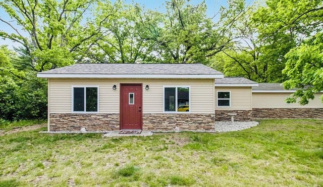 Charming 2-bedroom cottage with Lake Access to School Section Lake