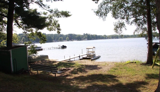 Charming 2-bedroom cottage on all-sports Pretty Lake in Mecosta MI