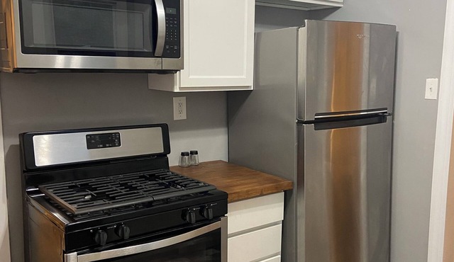 Charming 2-bedroom cottage with AC in Memphis - WiFi included