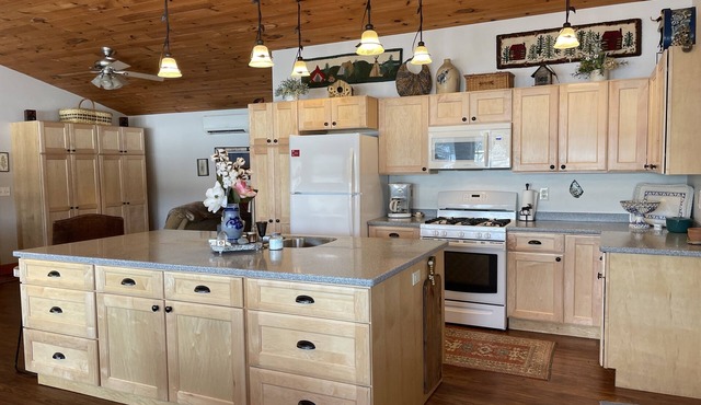 Charming 2 bedroom cottage overlooking Arnold Lake under 10 min to CDP