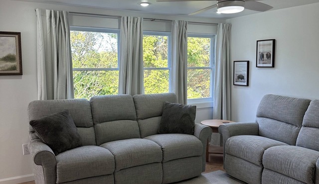 Charming 2-bedroom cottage with AC, WiFi, 4 mi to Cooperstown Dreams Park