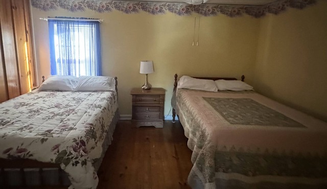 Charming 2-bedroom cottage in Oakdale with WiFi, AC