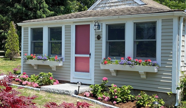 Charming 2-bedroom cottage in wonderful Barley Neck area of Orleans with WiFi AC