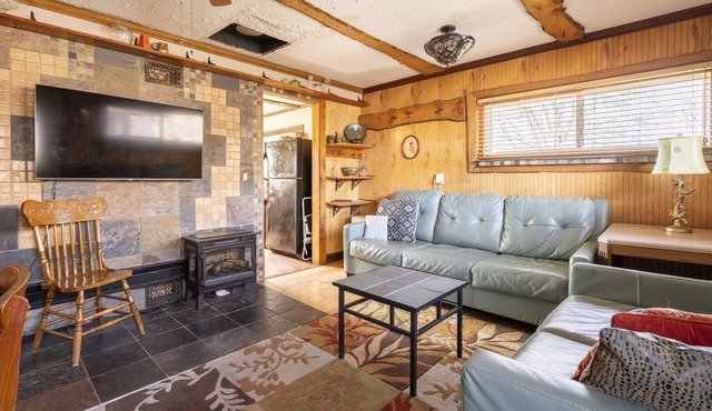 Charming 2-bedroom Cottage,rural Southern Ohio. Porch & yard. Pet & kid friendly
