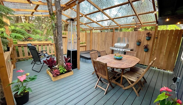 Charming 2-bedroom cottage with a hot tub. 5 Min to Volcanoes National Park!