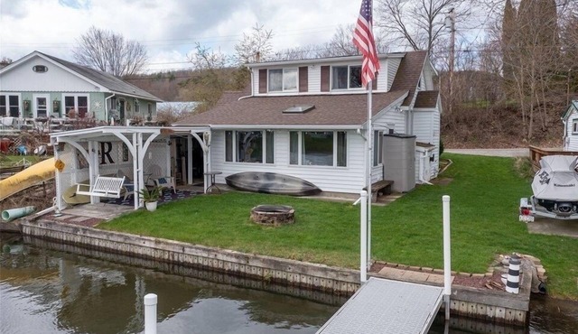 Charming 2-bedroom cottage on Loon Lake