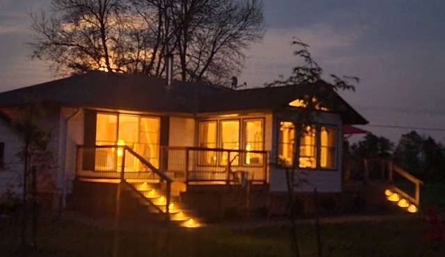 Charming 2-bedroom cottage on Wolfe Island with spectacular view of Kingston!