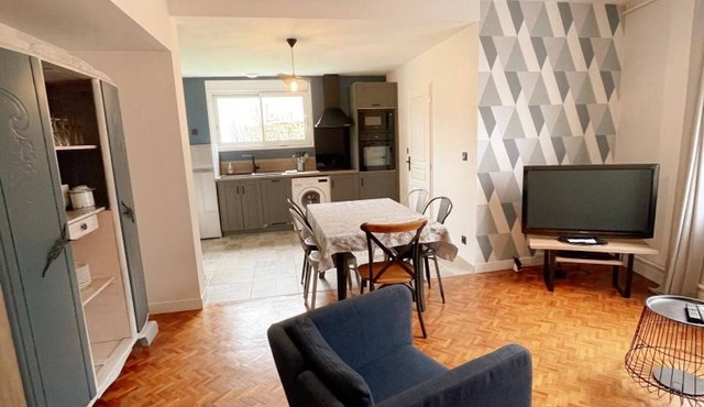 Charming 2-Bedroom Cottage with Garden, BBQ, Near Zoo & Chateaux