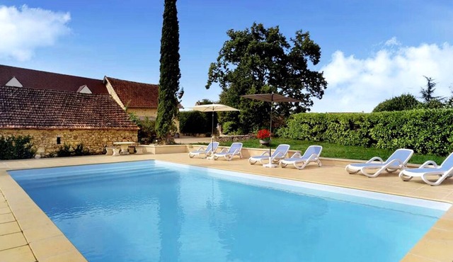 Charming 2 bedroom cottage with pool & views, near Sarlat-la Caneda