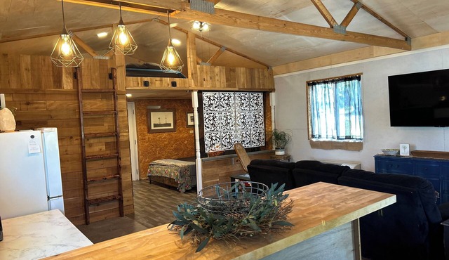 Charming 2-bedroom cottage in Dexter with AC, WiFi. Enjoy your stay