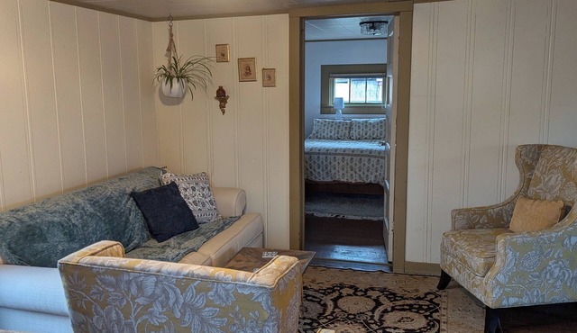 Charming 2-bedroom cottage in the great little town of Dillon with WiFi