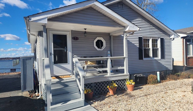 Charming 2-bedroom cottage with BOAT SLIP, WiFi, and AC