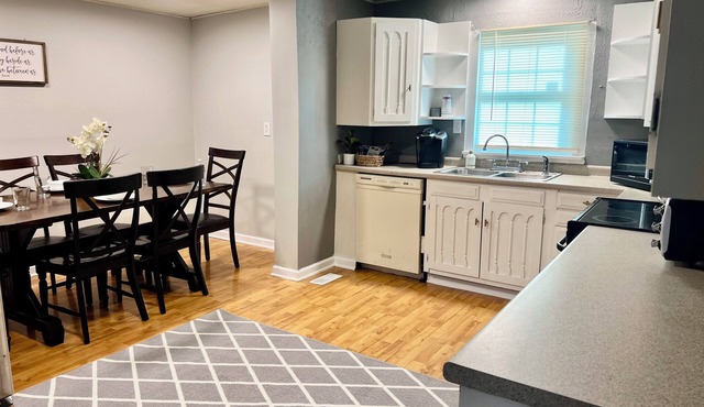 Charming 2-bedroom cottage in fabulous Fulton with AC, WiFi, sleeps 6