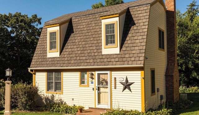 Charming 2-bedroom cottage in enjoyable Galena with fitness room, WiFi