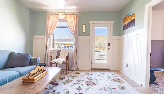 Charming 2-bedroom cottage with WiFi, AC in welcoming Helper