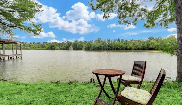 Charming 2-bedroom cottage with Water View in Humble - Pet Friendly!