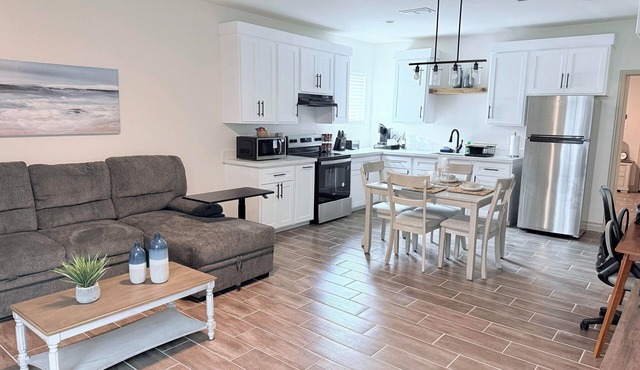 Charming 2-bedroom cottage in Laredo with high-speed WiFi, AC
