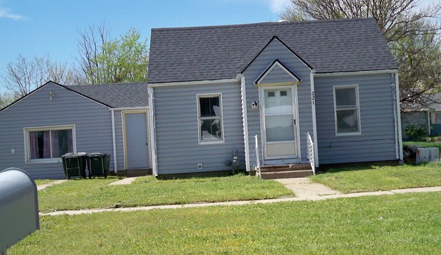 Charming 2-bedroom cottage in welcoming Larned with AC,WiFi, full over full bunk